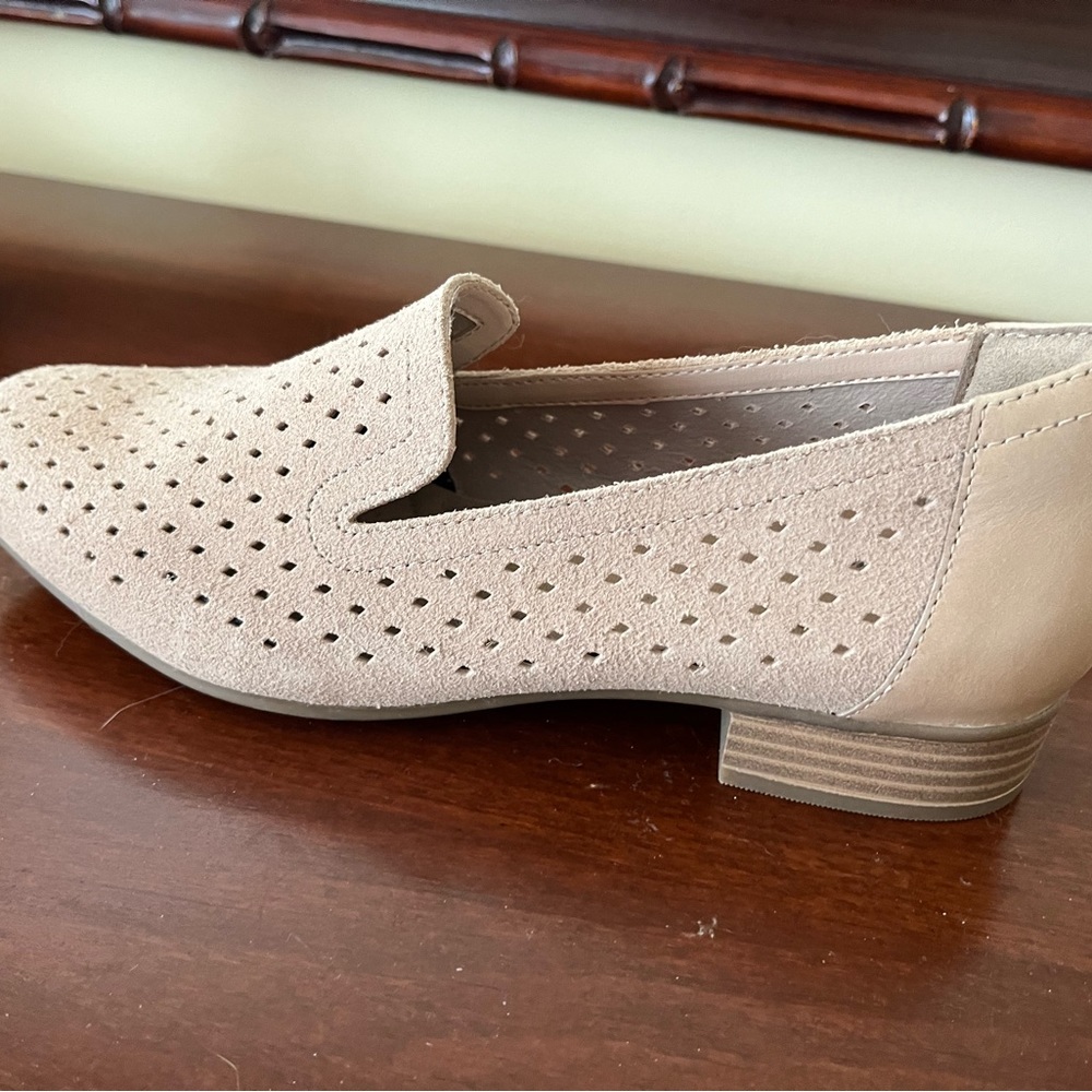 Clarks Tan/Beige Slip On Shoes Size 7.5